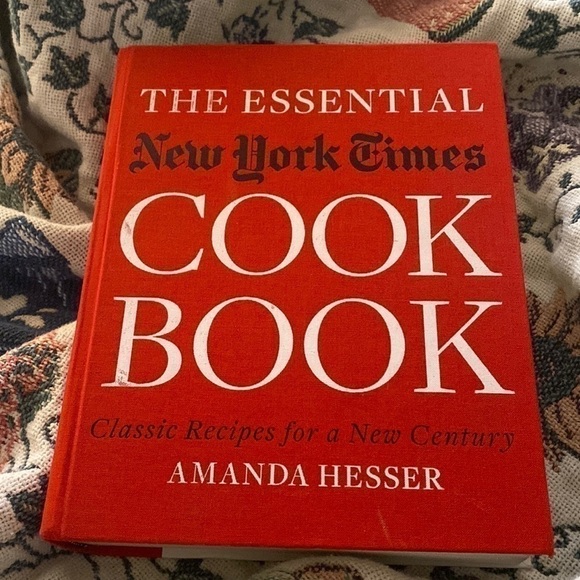 THE ESSENTIAL NEW YORK TIMES COOK BOOK BY AMANDA HESSER